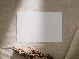maqueta de tarjeta de invitación, plantilla de tarjeta de felicitación en blanco. endecha plana, estilo minimalista foto