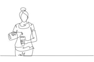 dibujo de una sola línea joven hermosa mujer vertiendo jugo de naranja en un vaso de botella mientras desayuna en casa. estilo de vida saludable. Ilustración de vector gráfico de diseño de dibujo de línea continua