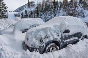 autos cubiertos con mucha nieve foto