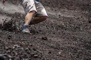 corriendo cuesta abajo sobre rocas foto