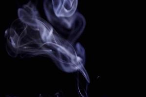Textura de refracción de superposición de niebla de humo realista azul claro abstracto natural en negro. foto