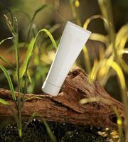 Presentación del producto cosmético natural. Colocación del bosque de ourdoors. botella de champú de tarro en blanco blanco. Contenido de ilustración 3d foto
