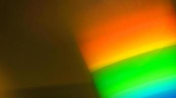 arco iris superposición de luz textura de refracción diagonal holográfica natural en negro. foto