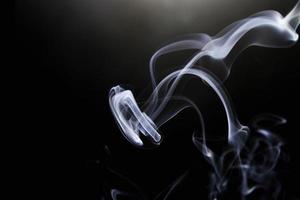 Textura de refracción de superposición de niebla de humo realista gris abstracto natural en negro. foto