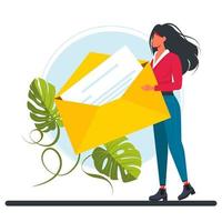 mujer diminuta sostiene un enorme sobre amarillo. caracteres que escriben, envían o reciben el concepto de mensajes de correo postal. vector