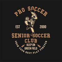 diseño de camiseta pro soccer club de fútbol senior est 2000 manténgase en el campo verde muestre su mejor juego para siempre con el jugador de fútbol haciendo malabares con la pelota ilustración vintage