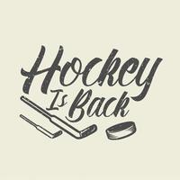 diseño de camiseta el hockey está de vuelta con el jugador de hockey sosteniendo un palo de hockey cuando se desliza sobre el hielo ilustración vintage vector