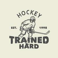 diseño de camiseta hockey entrenado duro est 1998 con jugador de hockey sosteniendo un palo de hockey cuando se desliza sobre el hielo ilustración vintage vector