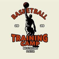 diseño de camiseta campo de entrenamiento de baloncesto sé jugador fuerte est 2020 con hombre jugando baloncesto haciendo slam dunk ilustración vintage vector