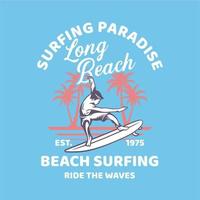 diseño de camiseta paraíso de surf long beach est 1975 surf en la playa montar las olas con el hombre surfeando y silueta fondo de palmera ilustración vintage vector