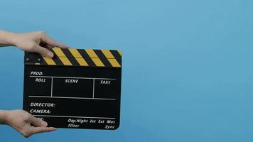 lista di film del regista. la troupe cinematografica tiene e applaude l'ardesia del film nella registrazione video.
