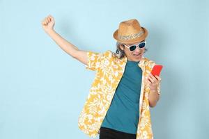 hombre en ropa de verano foto