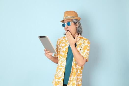 hombre en ropa de verano foto