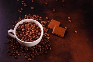 Semillas de café aromático sobre un fondo de hormigón oscuro foto