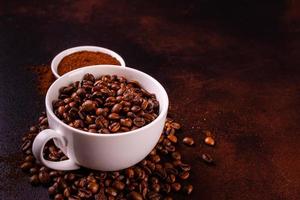 Semillas de café aromático sobre un fondo de hormigón oscuro foto