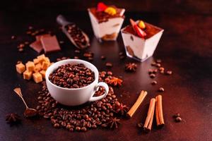 el vigorizante café matutino con dulces foto