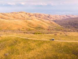 Jeep conduce en la carretera del parque nacional vashlovani con un paisaje impresionante foto