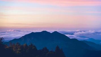 Valle de niebla de montaña durante el amanecer.El fondo de la naturaleza con niebla en la montaña, en el tiempo lluvioso en el campo foto