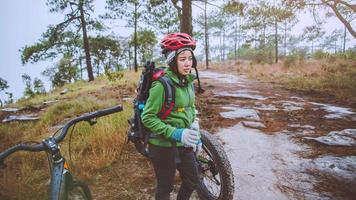 las mujeres asiáticas viajan fotografía naturaleza. viajar relajarse andar en bicicleta desierto en la naturaleza. tailandia foto