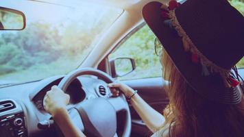 las mujeres asiáticas viajan relajarse en las vacaciones. andar en coche foto