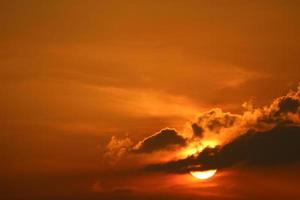 puesta de sol en el cielo y el rayo de sol silueta posterior nube de la tarde