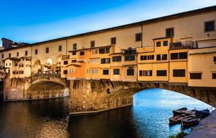 puesta de sol en ponte vecchio - puente viejo - en florencia, italia. increíble luz azul antes de la noche. foto