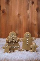 Familia de pan de jengibre con 4 niños en vacaciones de fondo navideño