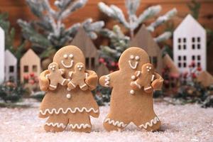 Adorable pan de jengibre mamá papá e hijos que tienen una feliz navidad foto