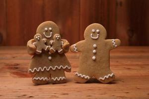 Familia de pan de jengibre con 2 niños en vacaciones de fondo navideño foto