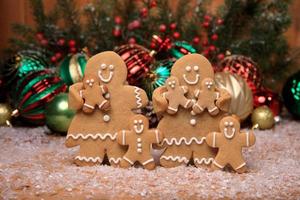 Familia de pan de jengibre con 5 niños en vacaciones de fondo navideño