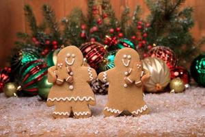 Familia de pan de jengibre con 2 niños en vacaciones de fondo navideño foto