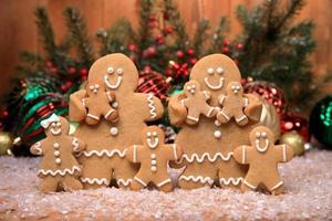 Familia de panes de jengibre con 6 niños en vacaciones de fondo navideño