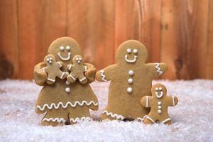 Familia de panes de jengibre con 3 niños en vacaciones de fondo navideño foto
