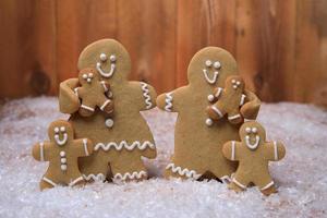 Familia de pan de jengibre con 4 niños en vacaciones de fondo navideño