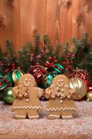 Familia de pan de jengibre con niños en vacaciones de fondo de Navidad