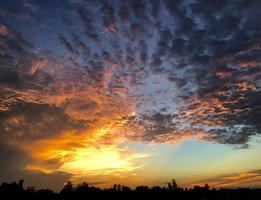 cielo colorido con nubes al atardecer foto