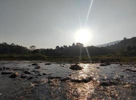 sol ardiente sobre la montaña foto