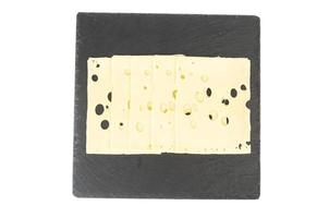queso maasdam en rodajas en un plato negro. foto de estudio