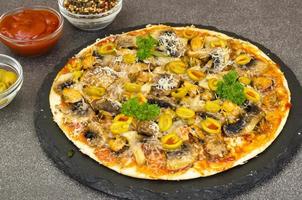 pizza con mejillones, champiñones, aceitunas verdes. foto de estudio