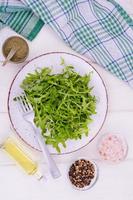 ensalada de rúcula, alimentación saludable en un plato. foto de estudio.