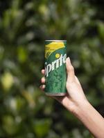 Yakarta, Indonesia, 2021 mano sosteniendo sprite bebida enlatada foto