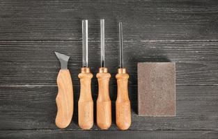 Conjunto de herramientas de carpintero sobre fondo de madera foto