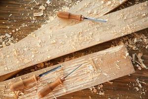 cinceles, tablas de madera y aserrín en el taller de carpintería foto