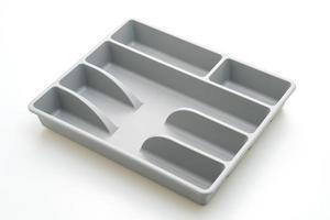 Caja de cocina con cubiertos para cucharas, tenedores, cuchillos sobre fondo blanco. foto