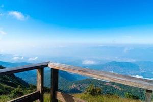 hermosa capa de montaña con nubes y cielo azul foto