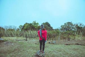 las mujeres asiáticas viajan relajarse acampar en las vacaciones. en la montaña tailandia foto