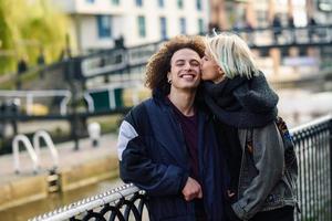 Feliz pareja divirtiéndose en Camden Town, Little Venice, foto