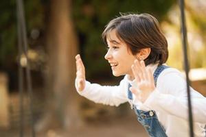 Niña de ocho años divirtiéndose en un parque urbano. foto