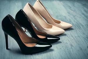Zapatos femeninos con estilo sobre fondo de madera foto