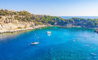 bahía de anthony quinn con agua cristalina turquesa faliraki rodas grecia. foto